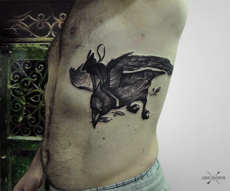 侧肋雕刻风格黑色人类与飞行鸟纹身图案