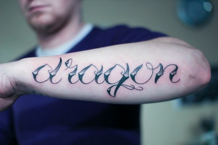 很酷的独特字母手臂纹身图案