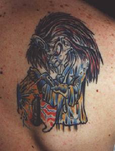 肩部彩色疯男人的纹身图案