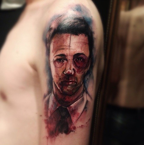 肩部彩色恐怖风格的男子纹身图片