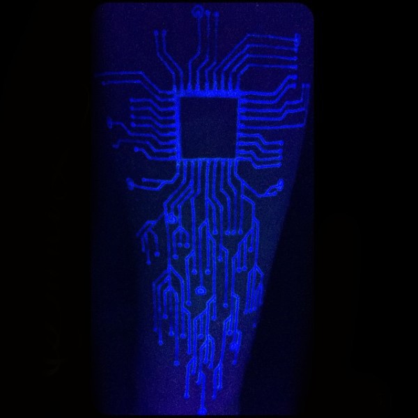 手臂白墨水发光原始图腾纹身图案