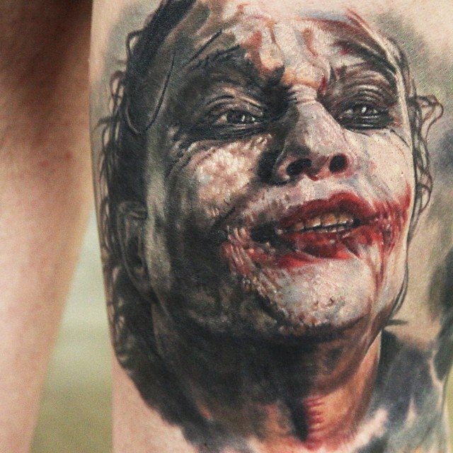 可怕的彩色小丑大腿纹身图案