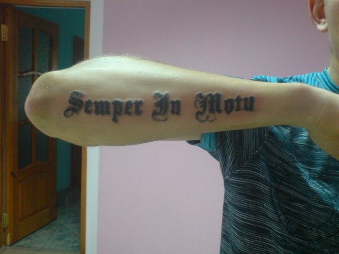 胳膊粗体黑色拉丁文字母纹身图案