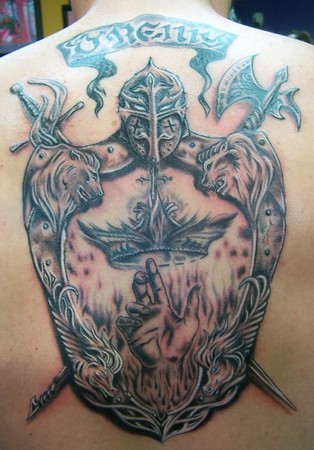 背部黑灰色的家庭徽章纹身图案