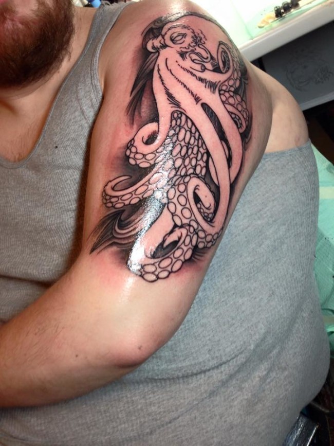 大臂壮观的插画风格黑色章鱼纹身图案