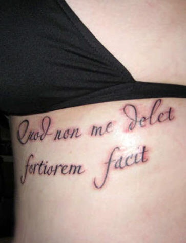 腰侧拉丁文字母纹身图案