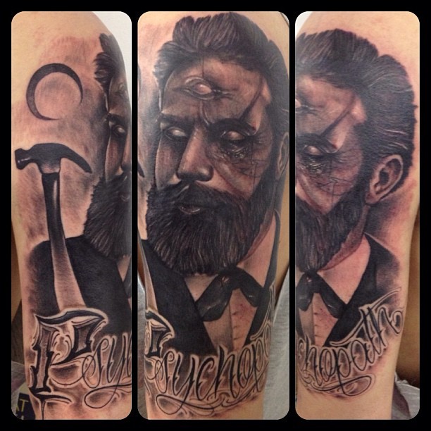 手臂黑灰风格神秘男子三只眼和字母纹身图案