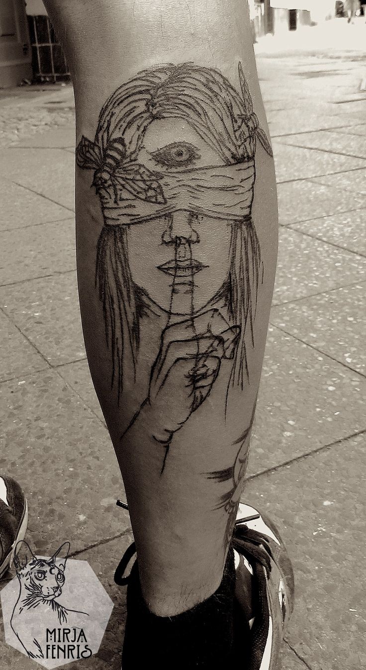 小腿素描风格黑色线条妇女与绷带和蜜蜂纹身图案