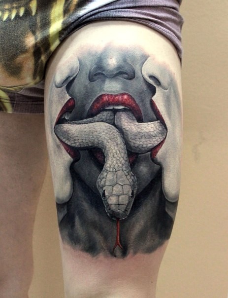 腿部彩色妇女与蛇纹身图案