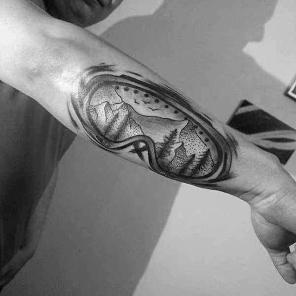 小臂雕刻风格黑色滑雪眼镜和山脉纹身图案