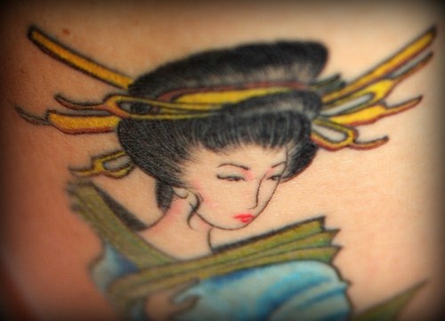 手臂彩色好看的艺伎纹身图案