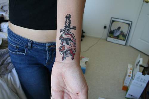 手腕眼球和匕首彩绘纹身图案