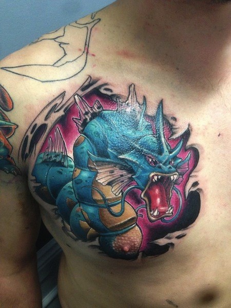 胸部彩色卡通幻想龙纹身图案