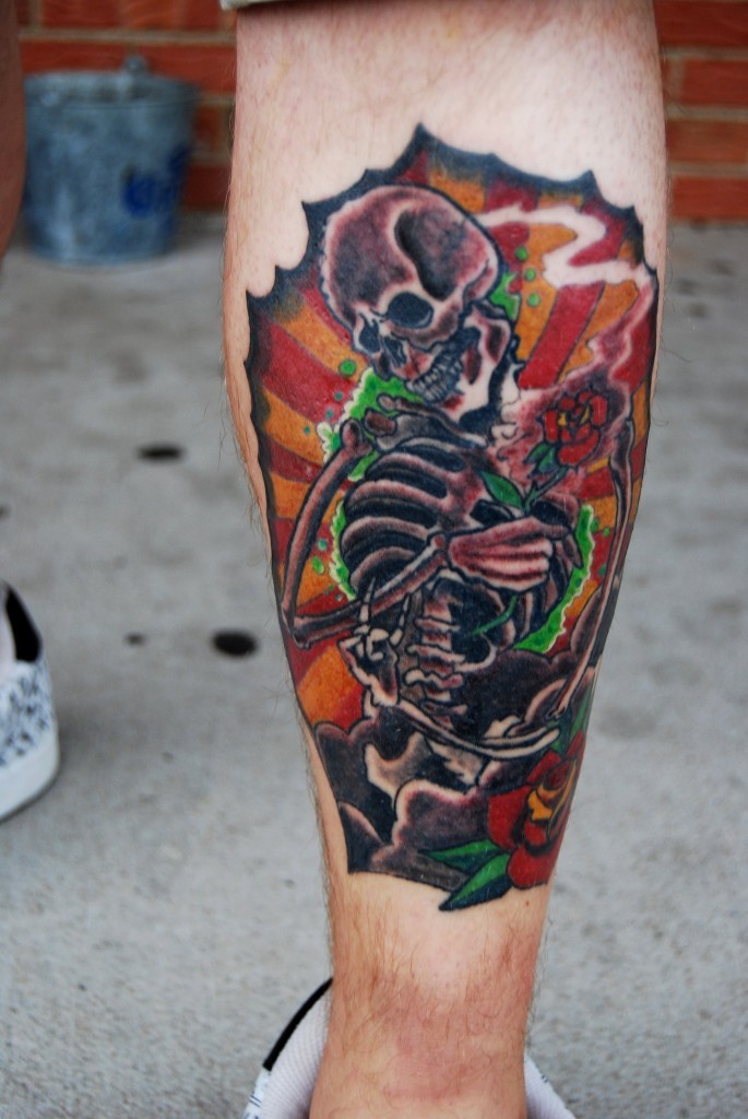 腿部彩色人类骨骼和玫瑰纹身图案