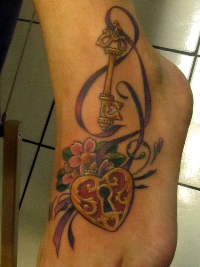 脚背彩色带条锁和钥匙纹身图案