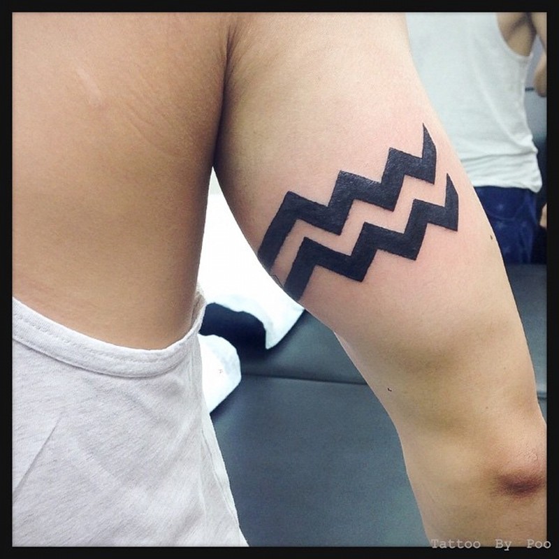 大臂黑色粗曲线简约纹身图案