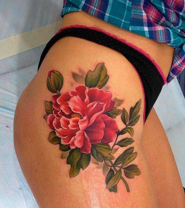 大臂写实逼真的红色牡丹花纹身图案