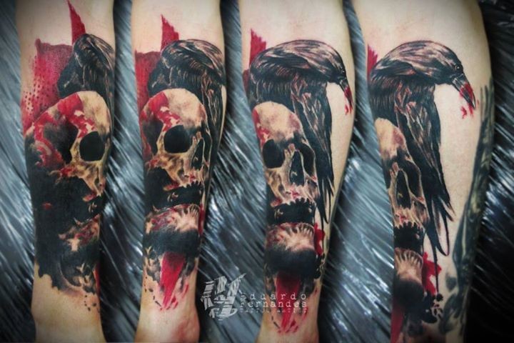 手臂恐怖血淋淋的人类头骨纹身图案