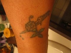 花和匕首纹身图案