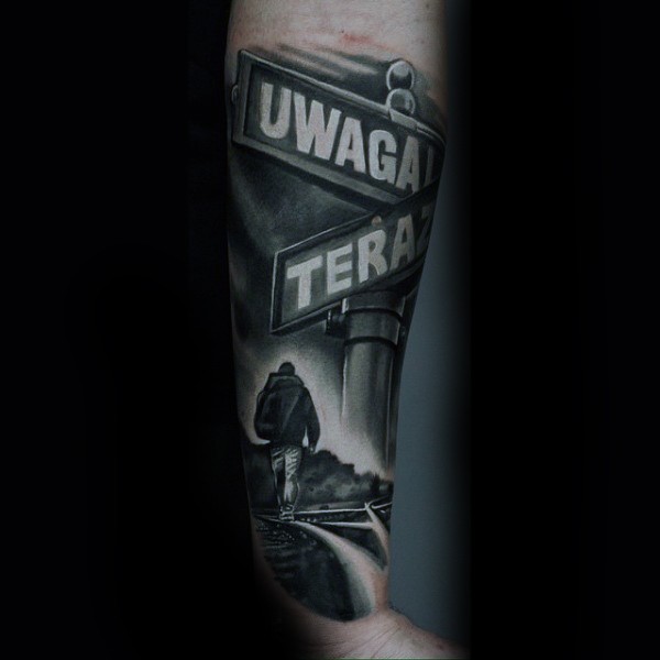 手臂彩色的男子背影与道路标志纹身图案