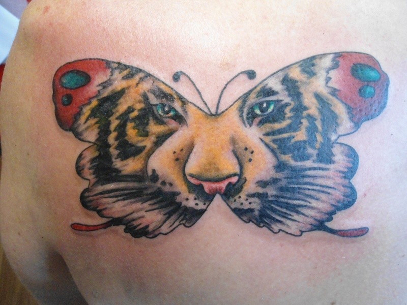 蝴蝶与老虎脸纹身图案