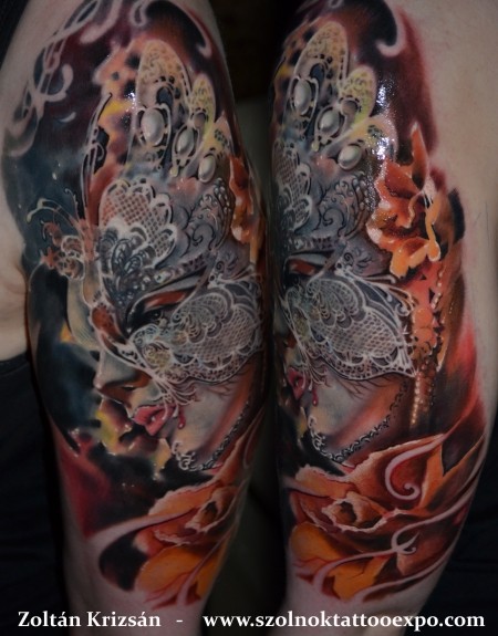 大臂手绘彩色的妇女肖像与蝴蝶面具纹身图案