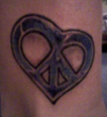 脚部简约爱与和平象征纹身图片