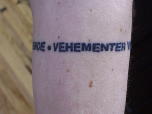 手臂黑色拉丁字母纹身图案