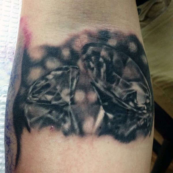 手臂非常逼真写实的钻石纹身图案