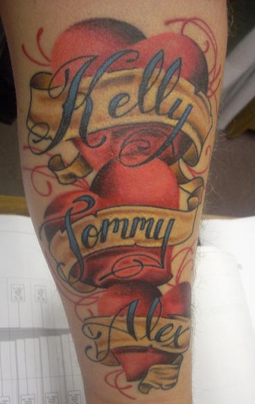 腿部彩色爱心与小孩名字纹身