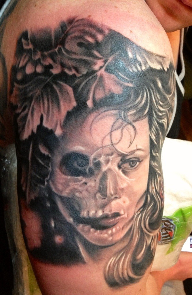 肩部黑灰神秘的物人肖像纹身图案