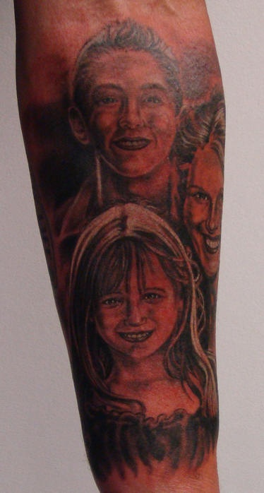 胳膊家庭肖像写实纹身图案