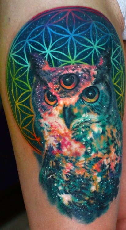 肩部彩色神秘猫头鹰纹身图案