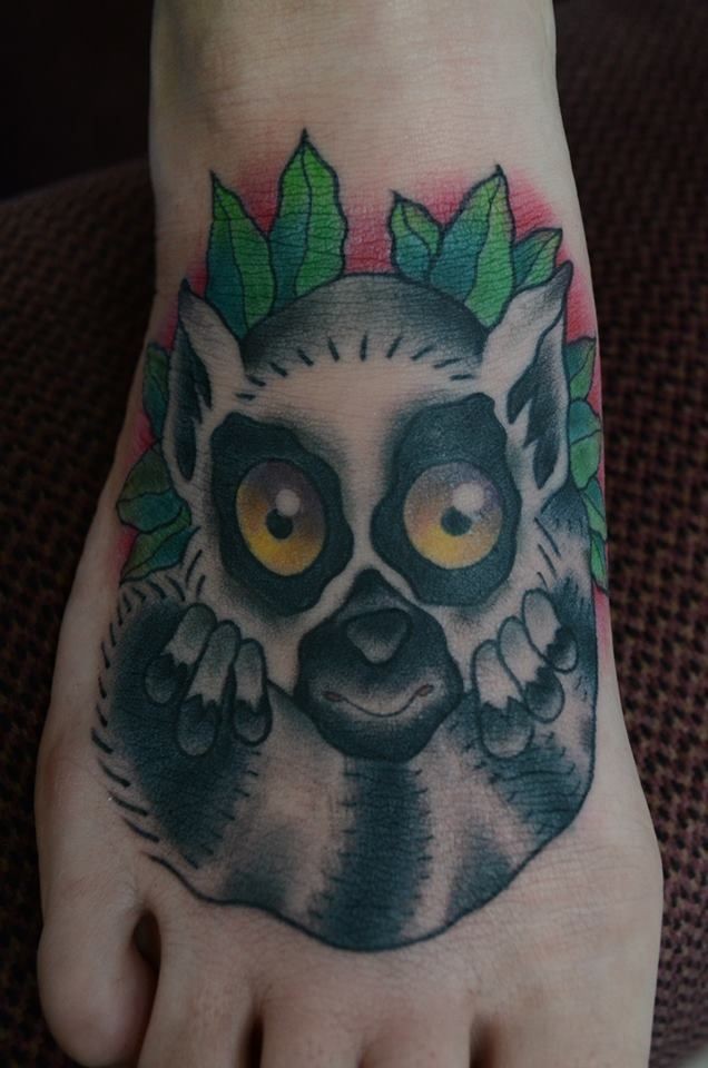 脚背可爱多彩的狐猴叶子纹身图案