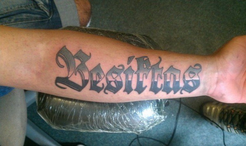 手臂上鲜艳的字母纹身图案