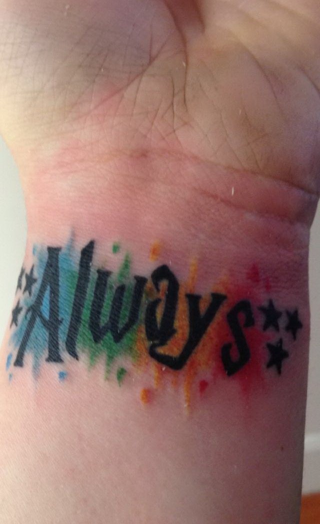 手臂多彩泼墨和黑色英文字母纹身图案