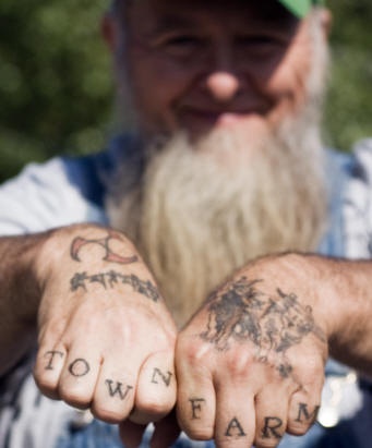 手指黑色风格的铭文字母纹身图案