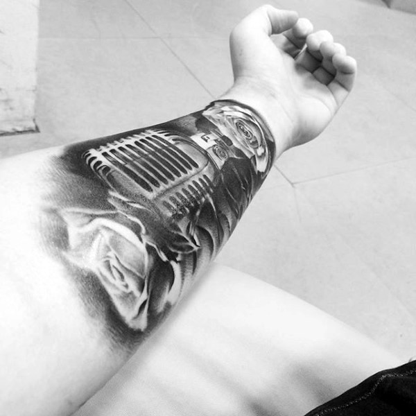 欧美写实风格麦克风和玫瑰手臂纹身图案