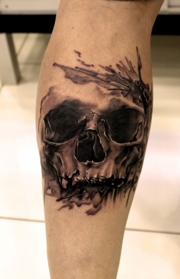 腿部棕色人头骨纹身图案