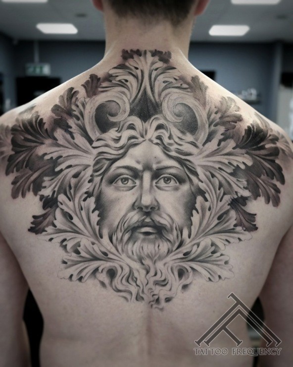 背部黑色的古代男子肖像与树叶纹身图案