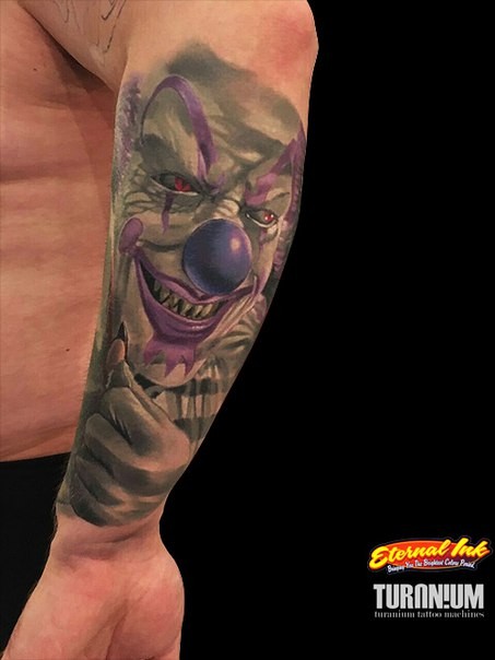 小臂插画风格邪恶小丑纹身图案