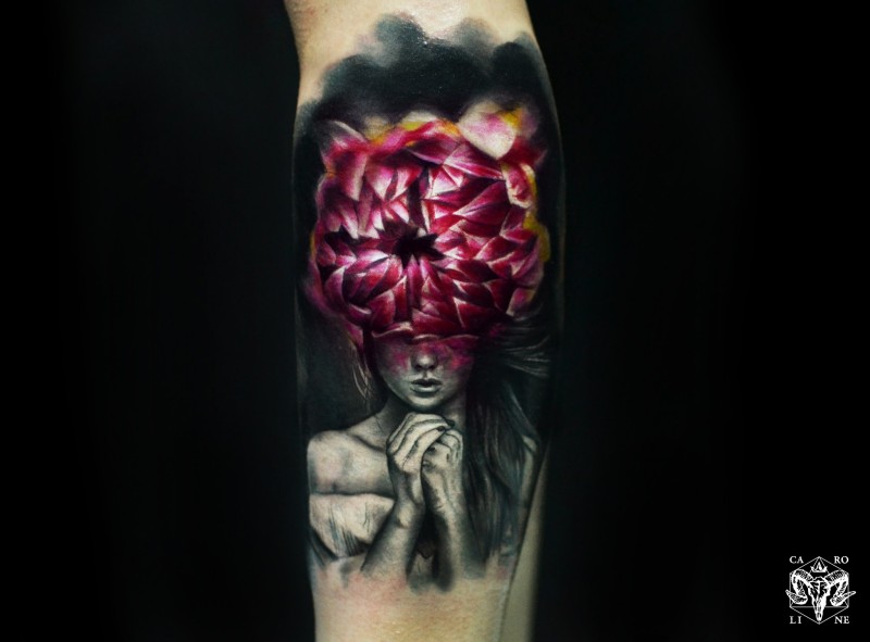 手臂彩色神秘色的祈祷女人纹身图案