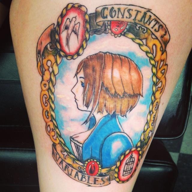 大腿彩色的卡通女孩与字母和鸟类纹身图案