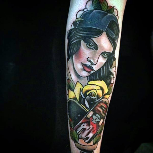 手臂新的学校风格彩色滑板与女人纹身图案