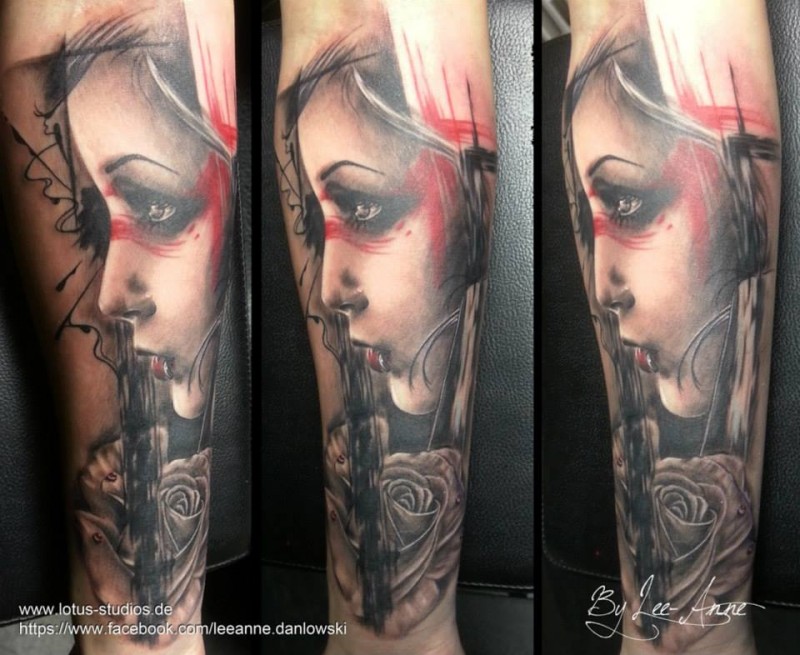 手臂新风格的彩色妇女与玫瑰纹身图案