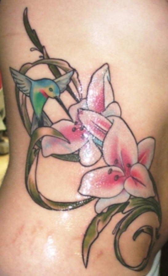 蜂鸟和粉红色的花朵纹身图案