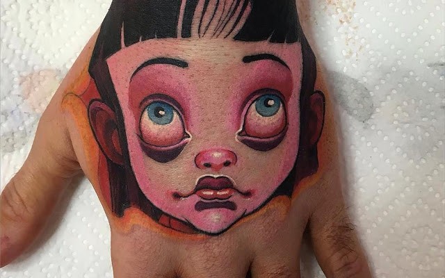 手背卡通娃娃肖像纹身图案