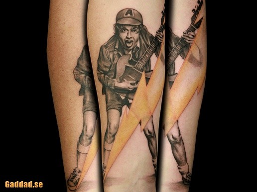 手臂逼真的吉他手与闪电纹身图案
