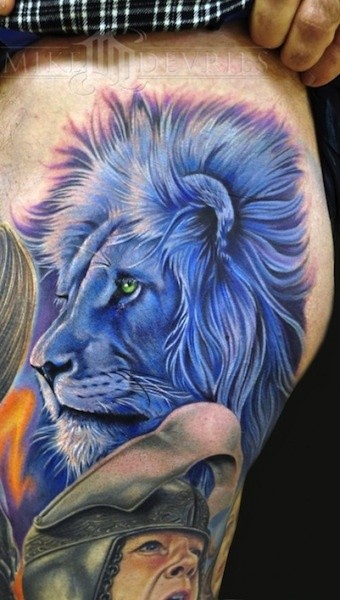 生动的蓝色狮子头纹身图案