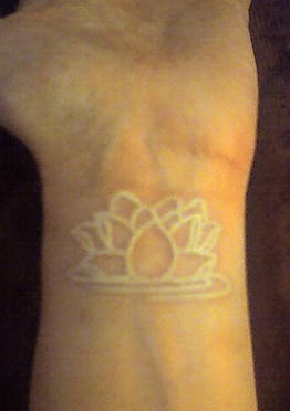 手腕上的白色莲花纹身图案